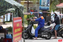 Lực lượng công an kiểm soát người dân và phương tiện lưu thông bằng giấy đi đường ở TP Đà Nẵng