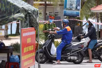 Lực lượng công an kiểm soát người dân và phương tiện lưu thông bằng giấy đi đường ở TP Đà Nẵng