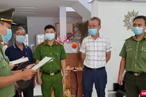 Cơ quan công an Đà Nẵng tống đạt quyết định khởi tố, bắt tạm giam đói với Lee Kwan Young (áo trắng).