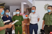 Cơ quan công an Đà Nẵng tống đạt quyết định khởi tố, bắt tạm giam đói với Lee Kwan Young (áo trắng).