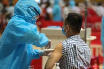 Lực lượng y tế tiêm vaccine phòng COVID-19 cho người dân trên địa bàn TP Đà Nẵng