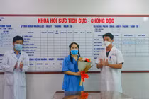 Lãnh đạo Bệnh viện Đà Nẵng tặng hoa cho nữ điều dưỡng bị phản vệ sau tiêm vắc xin COVID-19 trong buổi xuất viện.