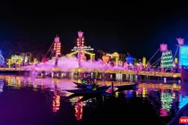 Tối ngày 24/12, cầu An Hội (Hội An) trở thành tâm điểm của đêm "Hội đèn lồng Hội An"