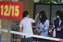 Sau khối lớp 12, sáng ngày 29/11, học sinh các khối lớp 10 và 11 THPT trên địa bàn TP Đà Nẵng đã đến trường.