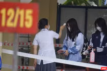 Sau khối lớp 12, sáng ngày 29/11, học sinh các khối lớp 10 và 11 THPT trên địa bàn TP Đà Nẵng đã đến trường.