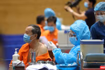 Lực lượng y tế tiêm vaccine phòng COVID-19 cho người dân tại Đà Nẵng