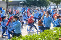 Công nhân làm việc tại Công ty TNHH Điện tử Việt Hoa tập trung lấy mẫu xét nghiệm COVID-19 trong sáng ngày 15/7