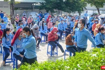 Công nhân làm việc tại Công ty TNHH Điện tử Việt Hoa tập trung lấy mẫu xét nghiệm COVID-19 trong sáng ngày 15/7