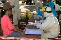 Lực lượng y tế lấy mẫu xét nghiệm sàng lọc bệnh nhân COVID-19