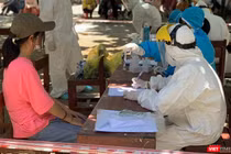 Lực lượng y tế lấy mẫu xét nghiệm sàng lọc bệnh nhân COVID-19