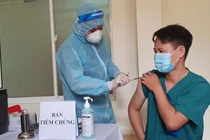 Lực lượng y tế tiêm vắc xin COVID-19 cho các bác sĩ, nhân viên y tế tại Đà Nẵng