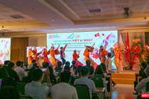 Sinh viên biểu diễn điệu múa truyền thống của Nhật Bản trong khuôn khổ Lễ hội giao lưu văn hóa Việt – Nhật và Ngày hội việc làm Nhật Bản 2021 lần thứ 6 tại Đại học Đông Á 