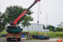 Ngư dân Đà Nẵng cẩu tàu thuyền lên bờ tránh bão