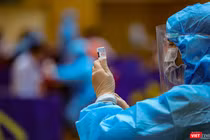 Lực lượng y tế Đà Nẵng tiêm vaccine phòng COVID-19 cho người dân