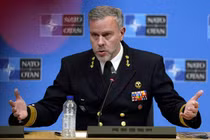 Đô đốc Rob Bauer, Chủ tịch Ủy ban quân sự NATO đe dọa tấn công phủ đầu Nga. Ảnh: QQnews.