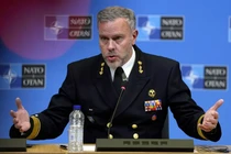 Đô đốc Rob Bauer, Chủ tịch Ủy ban quân sự NATO đe dọa tấn công phủ đầu Nga. Ảnh: QQnews.