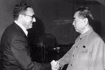 Cái bắt tay lịch sử giữa Kissinger và Chu Ân Lai ngày 9/7/1971 (Ảnh: jielishi)