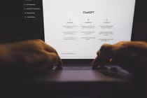 Quá sùng bái và tin tưởng AI trong một số trường hợp có thể gây hại. Ảnh: Singtao.