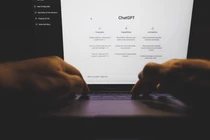 Quá sùng bái và tin tưởng AI trong một số trường hợp có thể gây hại. Ảnh: Singtao.