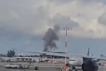 Tên lửa của Houthi rơi xuống gần nhà ga chính của sân bay Ben Gurion. Ảnh: Xinhua.