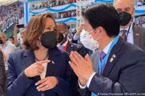 Phó Tổng thống Mỹ Kamala Harris (trái) gặp ông Lại Thanh Đức, cấp phó của nhà lãnh đạo Đài Loan Thái Anh Văn tại lễ nhậm chức của Tổng thống Honduras hôm 27/1 (Ảnh: Getty).