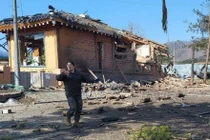 Một ngôi nhà của dân thường bị phá hủy do trúng bom. Ảnh: Huanqiu.