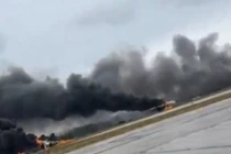 Các máy bay Nga bốc cháy trên đường băng. Ảnh: Defense Blog.