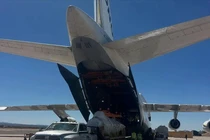 Thân máy bay F-16 cũ được bọc kín đưa lên máy bay vận tải của Ukraine. Ảnh: Ifeng.