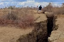 Động đất gây ra vết nứt rất lớn. Ảnh: Creaders.