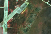 Ảnh chụp từ vệ tinh cho thấy sân bay Saki bị thiệt hại nặng nề sau vụ nổ hôm 9/8 (Ảnh: MAXAR).