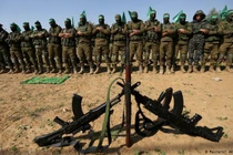 Các chiến binh Hamas ở Dải Gaza cầu nguyện trước khi tập luyện (Ảnh: Deutsche Welle).