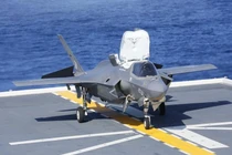 Máy bang tiêm kích tàng hình F-35B hạ cánh thành công trên tàu Izumo (Ảnh: Đông Phương).