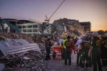 Hiện trường Tòa nhà Văn phòng Kiểm toán ở Bangkok bị sập. Ảnh: Getty.
