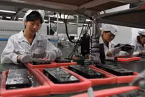 Một nhà máy của Apple tại Thâm Quyến. Hiện các dây chuyền đang được công ty gấp rút chuyển khỏi Trung Quốc. Ảnh: Getty.