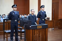 Bị cáo Đường Nhân Kiện nghe Tòa án thành phố Trường Xuân tuyên phạt mức án tử hình hoãn thi hành 2 năm. Ảnh: Xinhua.