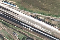 Một bức ảnh vệ tinh chụp cảnh các đoàn tàu qua lại biên giới Nga-Triều Tiên. Ảnh: QQnews.