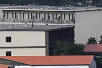 Các thiết bị ăng-ten Starlink nhiều như nấm trên mái nhà khu "KK Park" ở biên giới Myanmar - Thái Lan. Ảnh: AFP.