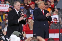 Ông Donald Trump và David Perdue. Ảnh: Guancha.