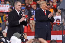 Ông Donald Trump và David Perdue. Ảnh: Guancha.