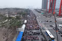 Hàng ngàn thầy thuốc Hàn Quốc biểu tình phản đối chính sách y tế của chính phủ tại Seoul hôm 3/3 (Ảnh: Thepaper).