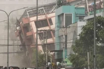 Nhà dân ở Myanmar bị nghiêng do động đất. Ảnh: Dongfang.