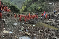 Hiện trường nơi chiếc máy bay MU5735 của hãng China Eastern Airlines đâm xuống đất (Ảnh WSJ).