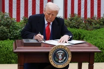 Tổng thống Mỹ Donald Trump ký lệnh áp thuế đối ứng với nhiều quốc gia và khu vực. Ảnh: Reuters.