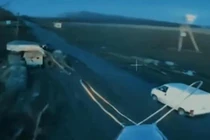 Hình ảnh UAV tự sát khóa mục tiêu chuẩn bị tấn công một ô tô chở binh sĩ Ukraine rút lui. Ảnh: Worldjournal.