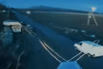 Hình ảnh UAV tự sát khóa mục tiêu chuẩn bị tấn công một ô tô chở binh sĩ Ukraine rút lui. Ảnh: Worldjournal.