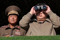Tướng Kim Yong-bok tháp tùng nhà lãnh đạo Kim Jong-un quan sát lực lượng đặc biệt diễn tập .Ảnh: Dongfang.