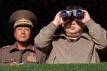 Tướng Kim Yong-bok tháp tùng nhà lãnh đạo Kim Jong-un quan sát lực lượng đặc biệt diễn tập .Ảnh: Dongfang.