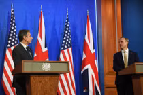 Ngoại trưởng Mỹ Antony Blinken và Ngoại trưởng Anh Dominic Raab tổ chức họp báo chung hôm 3/5 (Ảnh:AP).