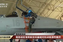 Chiếc J-11BH của hải quân Trung Quốc lần đầu lộ diện với kiểu sơn mới (Ảnh: CCTV).