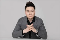 Chu Quán Binh, ông chủ trẻ của chuỗi hàng ăn tiền tỷ "Ma Đô Tam Huynh Đệ". Ảnh: Sohu.